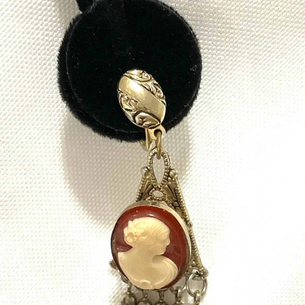 Vintage Gold Tone Acrylic Cameo Screw Back Earrings - Picture 3 of 7